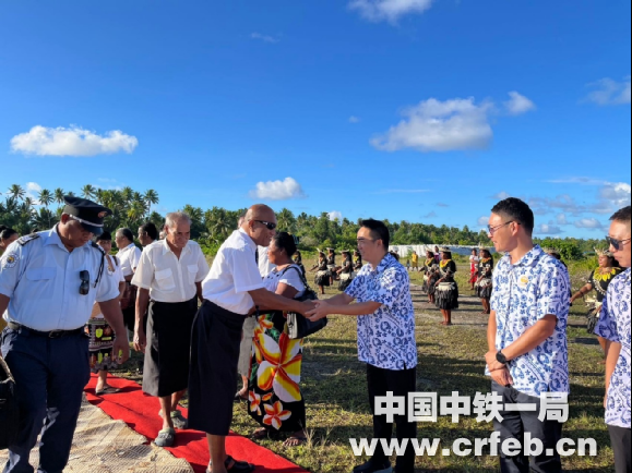 基里巴斯总统到中铁一局乌库道路升级项目视...